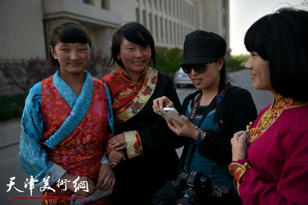 画家与藏族学生交流