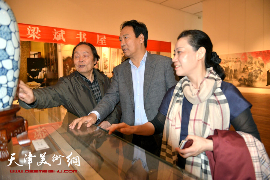 “大地之子——梁斌文学艺术展”4月16日在天津美术馆开幕。图为马寒松、向中林、孙萍茹在展览现场。