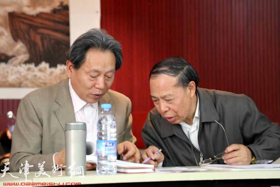 天津市老年书画研究会召开八届四次理事会，图为研究会领导一起探讨未来发展