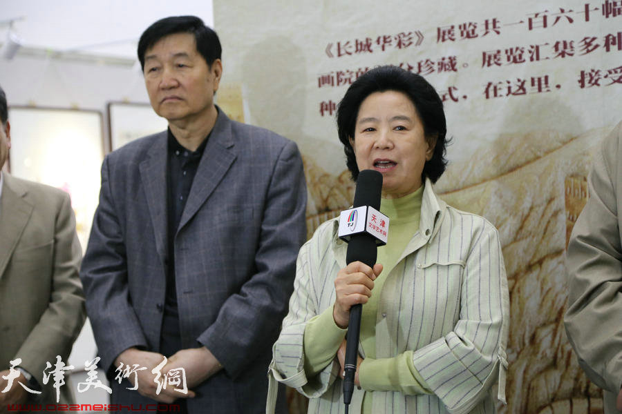 《长城华彩》书画展在天津图书馆举办，图为天津市文化产业协会会长曹秀荣讲话