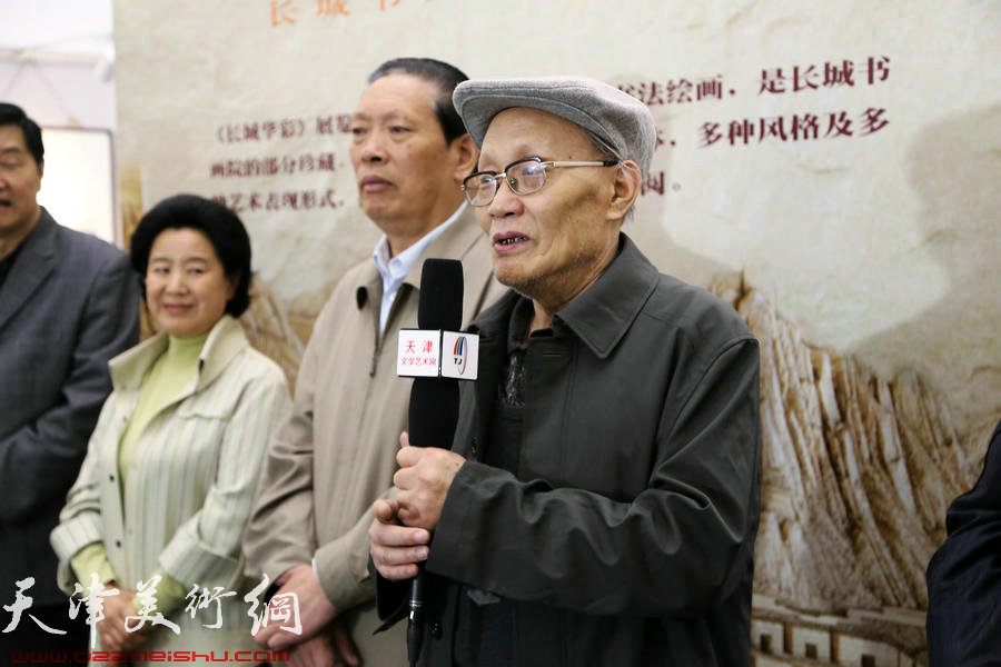 《长城华彩》书画展在天津图书馆举办，图为著名画家、长城书画院副院长孙长康讲话