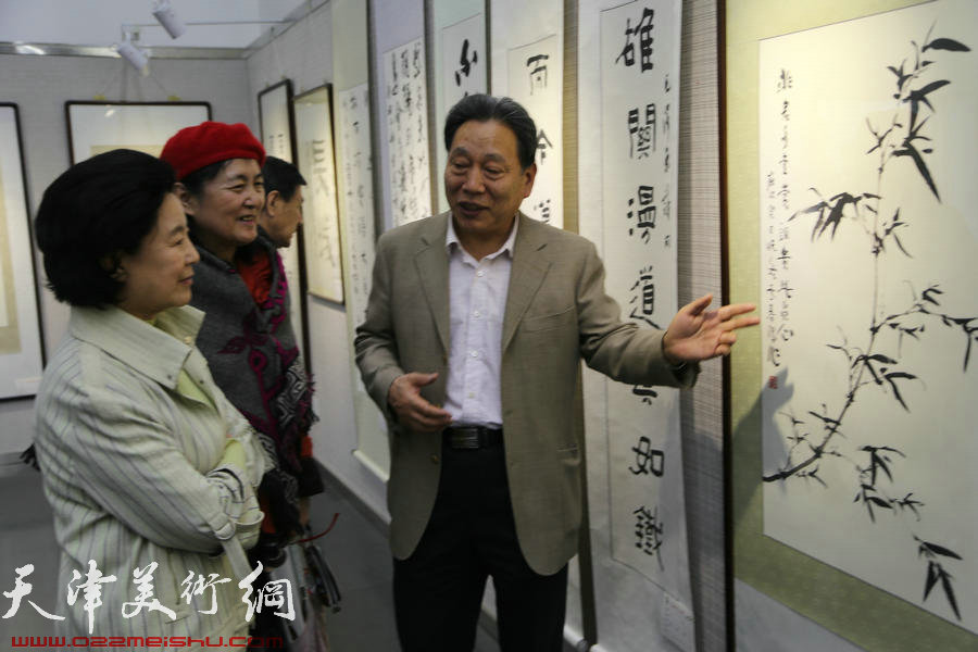 《长城华彩》书画展在天津图书馆举办，图为文化产业协会会长曹秀荣观展