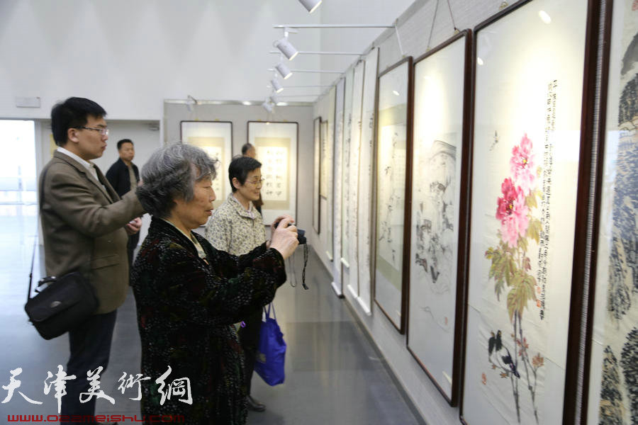 《长城华彩》书画展在天津图书馆举办，图为展览吸引书画爱好者观看