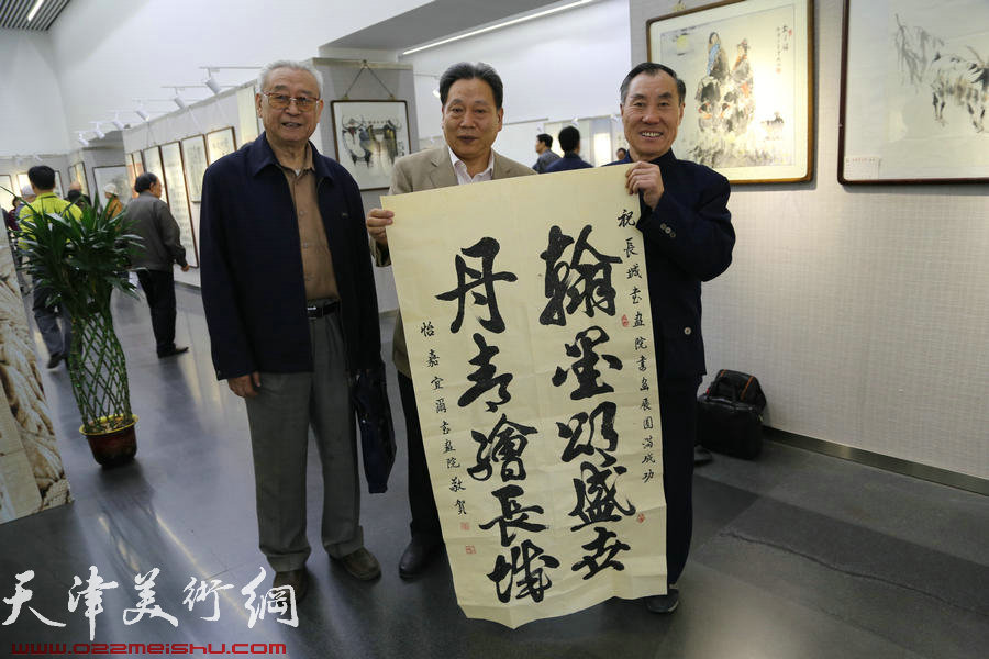 《长城华彩》书画展在天津图书馆举办，图为天津怡嘉宜耒书画院送来贺词