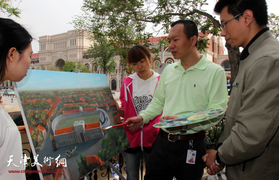 何成创作的油画“民园广场展新姿”绘制完成，画家何成给市民介绍创作的油画“新民园”