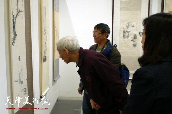 鉴定专家刘光启亲临现场仔细观赏作品。