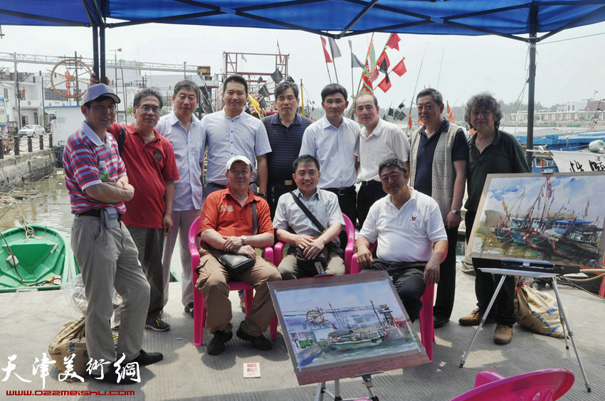 天津12名著名画家、雕塑家应邀齐聚潭门，图为天津画家与当地领导在一起