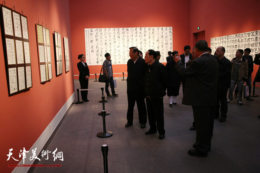 天容海色—马孟杰诗文书法展在山东美术馆开幕，图为马孟杰陪同嘉宾观展。