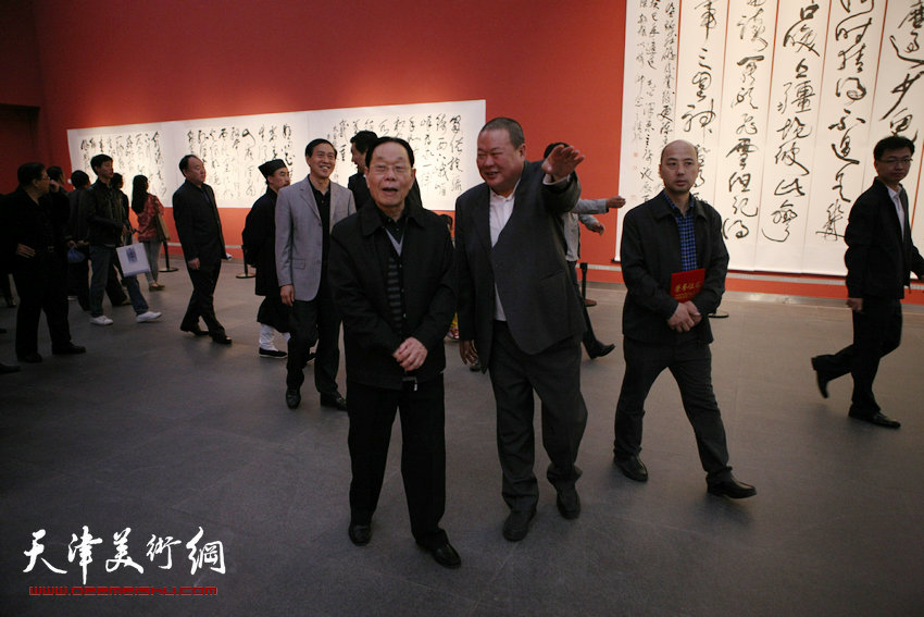 天容海色—马孟杰诗文书法展在山东美术馆开幕，图为马孟杰陪同嘉宾观展。
