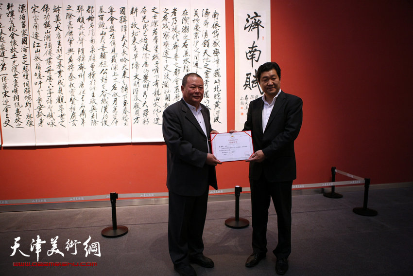天容海色—马孟杰诗文书法展在山东美术馆开幕，图为山东美术馆向马孟杰颁发收藏证书。