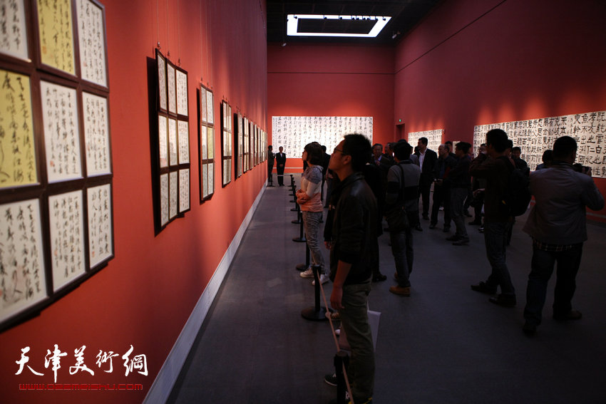 天容海色—马孟杰诗文书法展在山东美术馆开幕，图为书展现场。