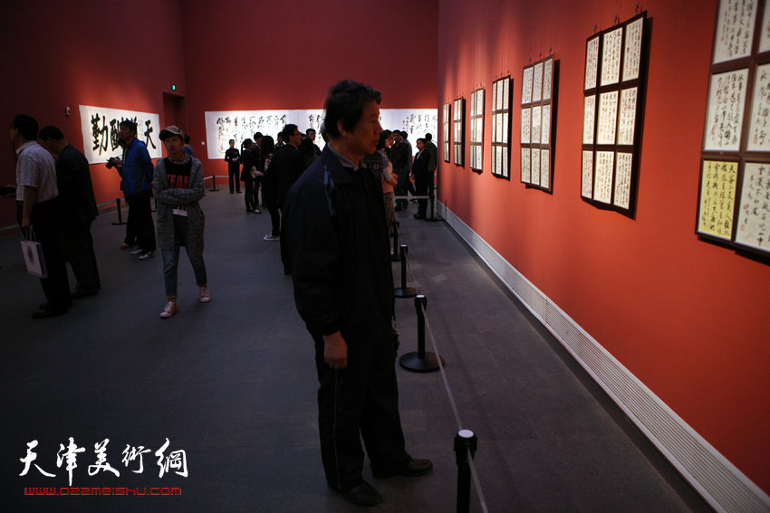 天容海色—马孟杰诗文书法展在山东美术馆开幕，图为书展现场。