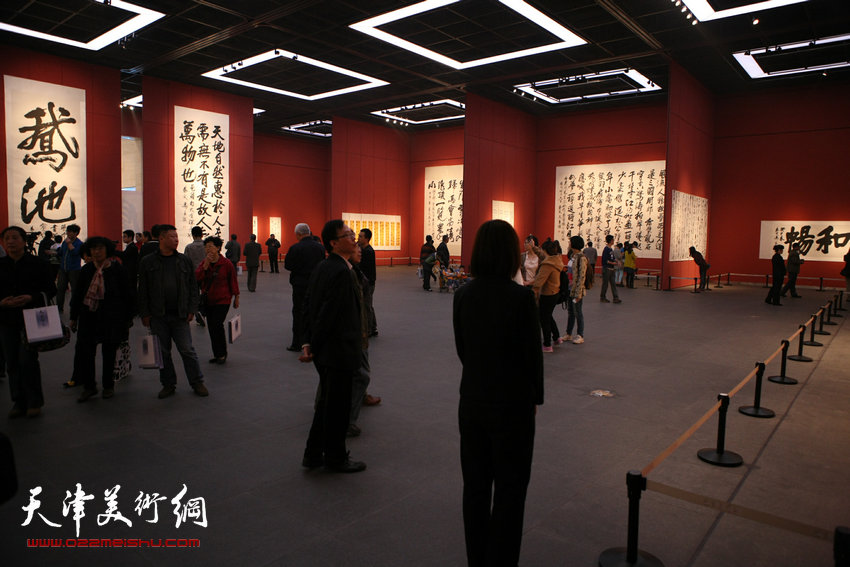 天容海色—马孟杰诗文书法展在山东美术馆开幕，图为书展现场。