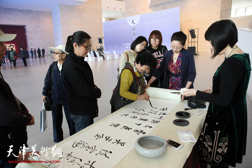 天容海色—马孟杰诗文书法展在山东美术馆开幕，图为观展嘉宾络绎不绝。