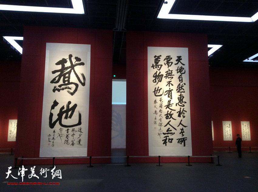 天容海色—马孟杰诗文书法展在山东美术馆开幕，图为书展现场。