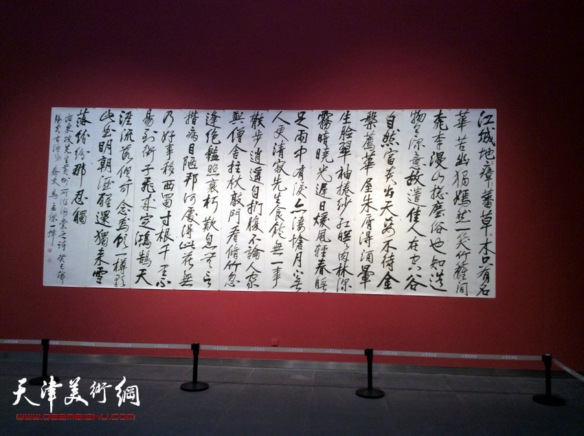 天容海色—马孟杰诗文书法展在山东美术馆开幕，图为书展现场。