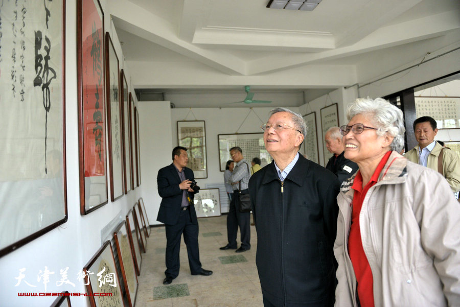 刘春雨精品书法展在水上公园盆景园开展，图为钱其璈与刘春雨