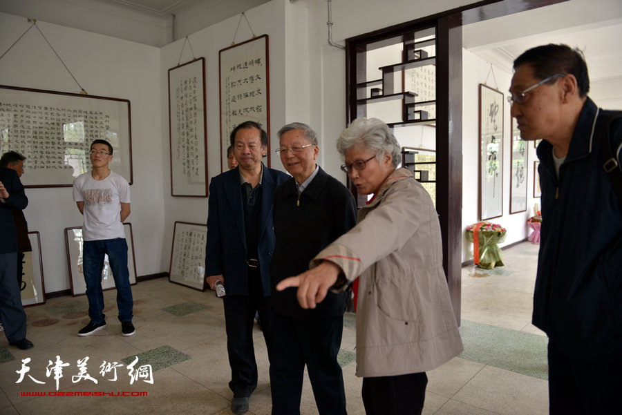 刘春雨精品书法展在水上公园盆景园开展，图为钱其璈与刘春雨等在观赏作品。