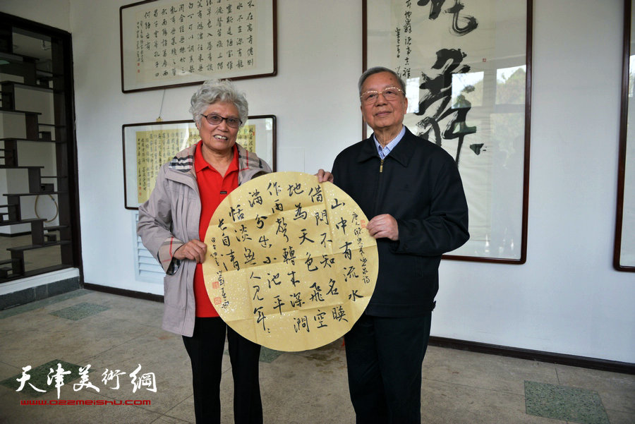 刘春雨精品书法展在水上公园盆景园开展，图为钱其璈与刘春雨等在展览现场。