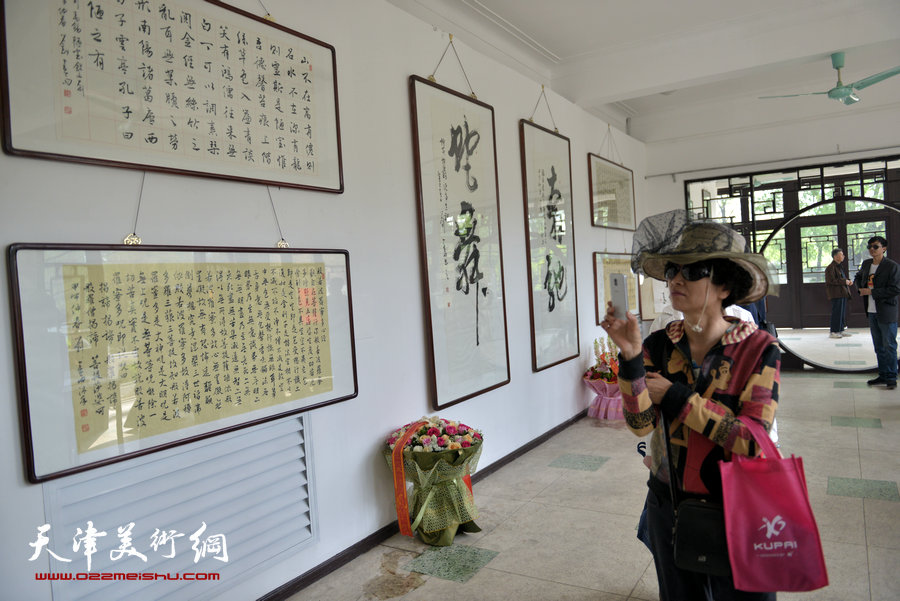 刘春雨精品书法展在水上公园盆景园开展，图为展览现场。