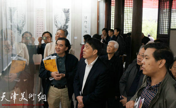  扬州市领导参观画展，赞扬天津书画家水平高