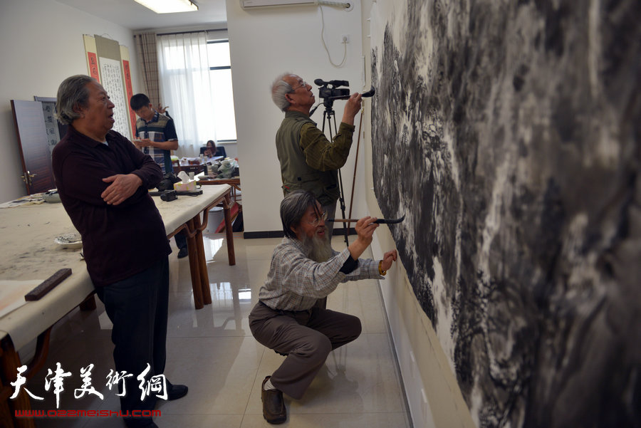 天津山水画艺委会为十二届全国美展献巨幅佳作《江山揽胜》。图为作画现场。