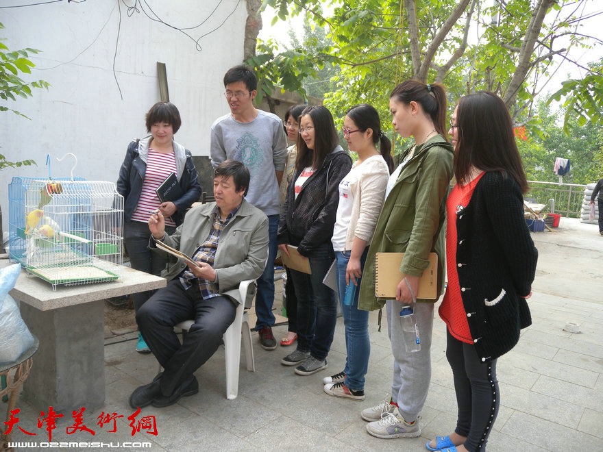 天津师大陈元龙教授带领研究生到蓟县写生，图为陈老师教同学们如何画鹦鹉