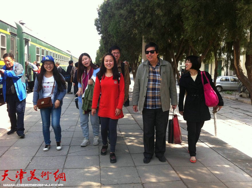 天津师大陈元龙教授带领研究生到蓟县写生，图为陈老师和同学们刚下火车来到蓟县