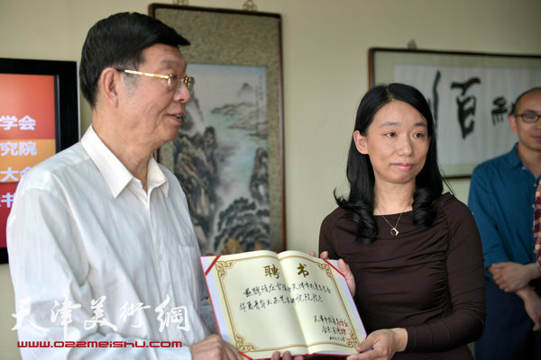 天津华夏青年书画艺术研究院4月27日成立，图为颁发庄雪阳聘书。