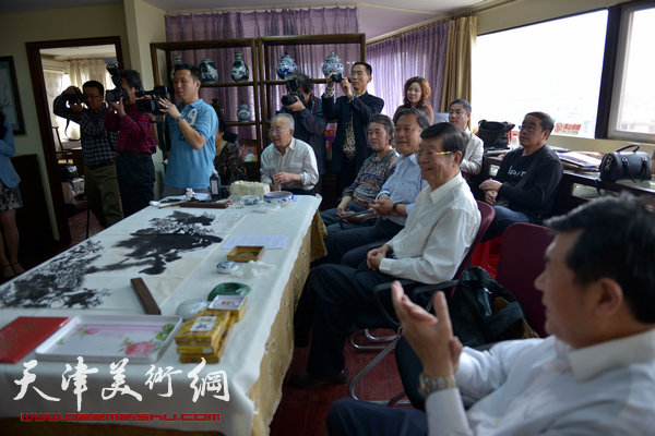 天津华夏青年书画艺术研究院4月27日成立，图为成立仪式。