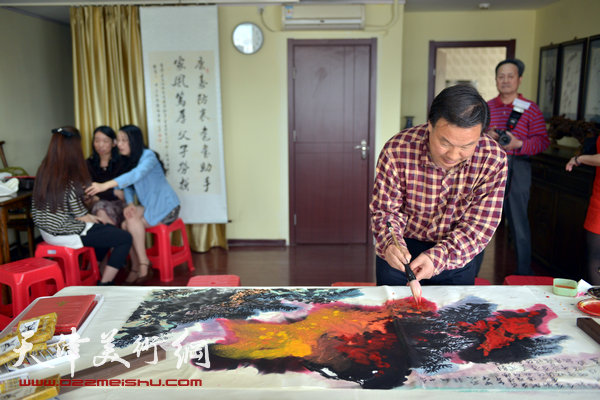 天津华夏青年书画艺术研究院4月27日成立，图为青年艺术家现场挥毫。