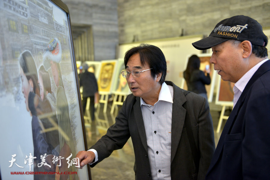 乔晋津私人漫画展亮相汤臣津湾一品大堂，图为郭凤翔、陈重武在观赏作品。