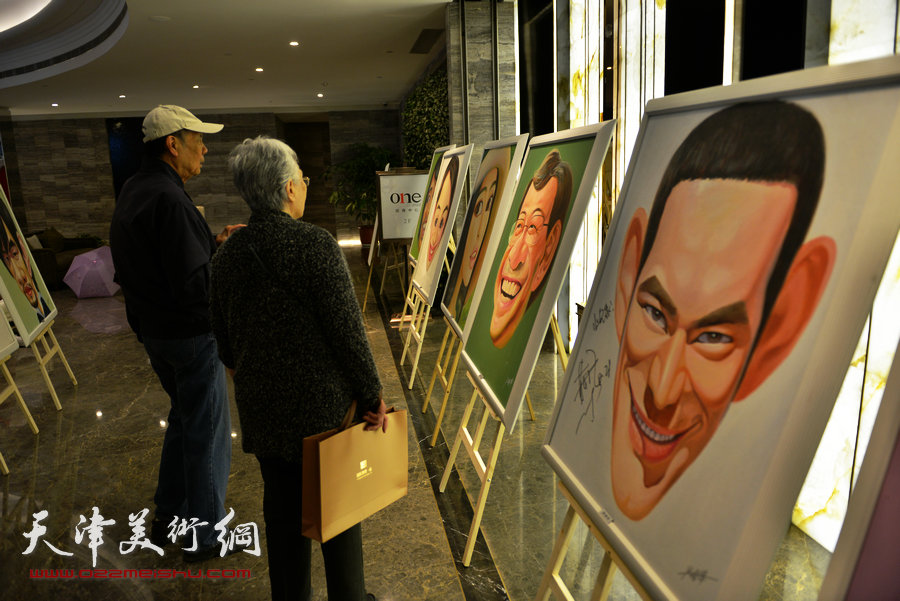 乔晋津私人漫画展亮相汤臣津湾一品大堂，图为画展现场。