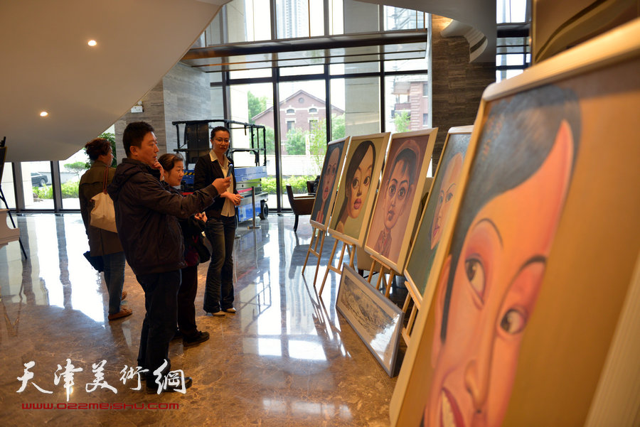 乔晋津私人漫画展亮相汤臣津湾一品大堂，图为画展现场。