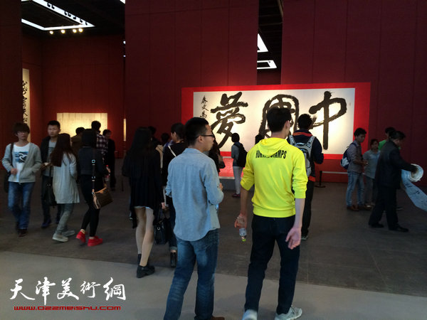 图为山东英才学院的师生到场观展。