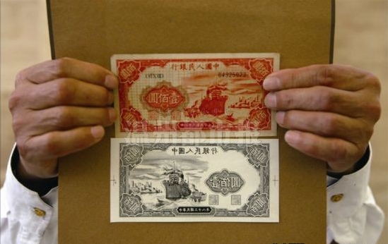 郑先生展示他收藏的一张面值为100元的第一套“人民币”(上)和这张人民币正面的部分设计稿(下)