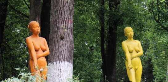 重庆大学城裸女雕塑