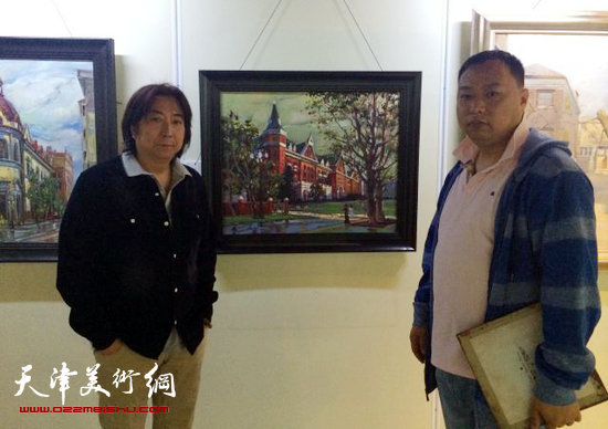 图为杨亦谦、刘悦在画展现场。