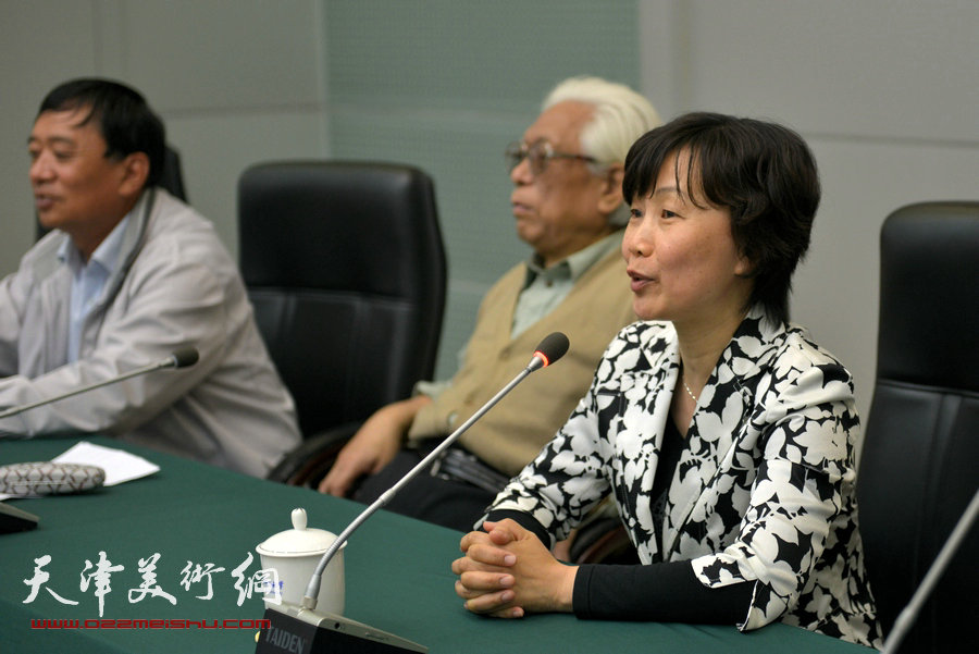 津门书画家慰问劳模笔会在天津师范大学举行，图为天津师范大学纪委书记宁月茹致辞。