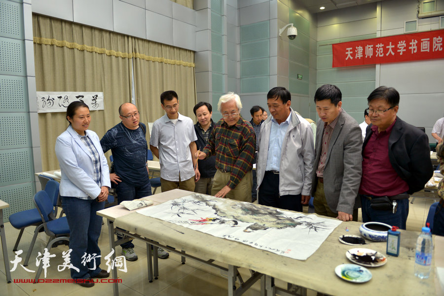 津门书画家慰问劳模笔会在天津师范大学举行，图为现场。
