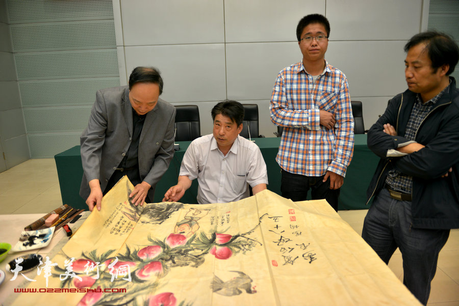 津门书画家慰问劳模笔会在天津师范大学举行，图为现场。