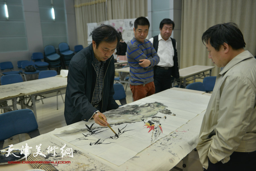 津门书画家慰问劳模笔会在天津师范大学举行，图为现场。