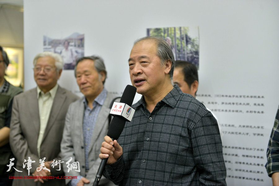 “陈重武、李宗儒水彩风景画作品展”5月1日开幕。图为天津市文联副主席王书平致辞。