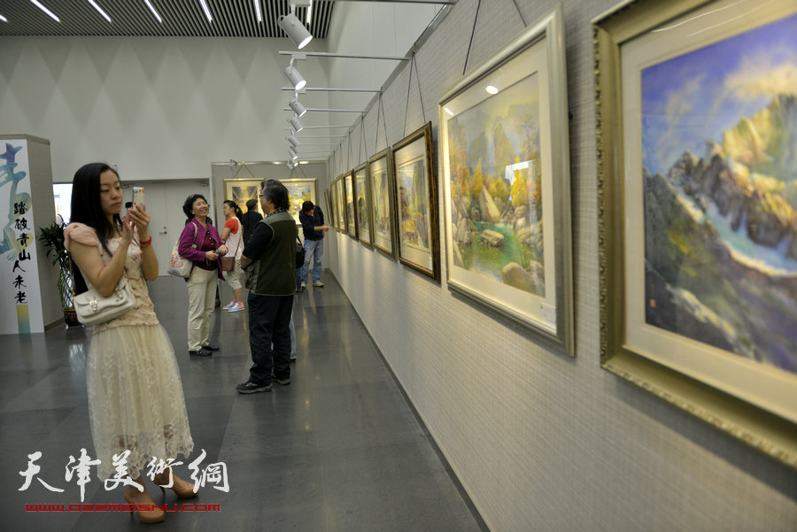 “陈重武、李宗儒水彩风景画作品展”5月1日开幕。图为画展现场。