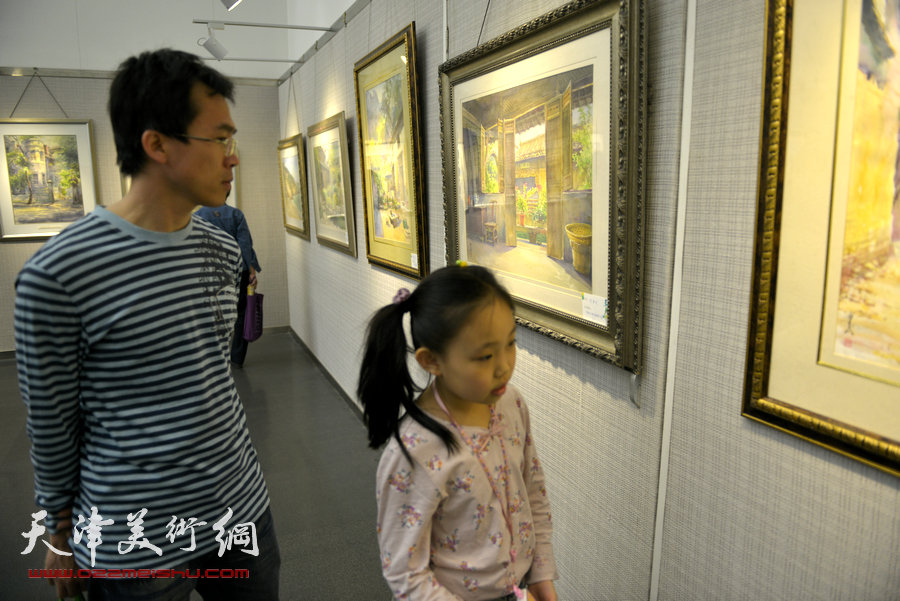 “陈重武、李宗儒水彩风景画作品展”5月1日开幕。图为画展现场。