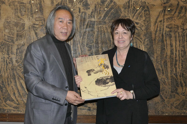 法国赛努奇博物馆馆长Christine Shimizu代表博物馆接收霍春阳教授捐赠的画册