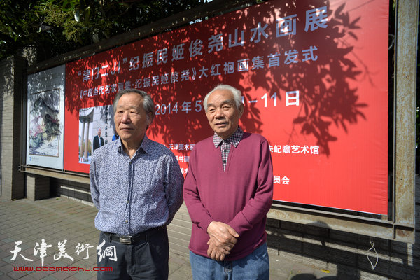 图为纪振民、姬俊尧在朱屺瞻艺术馆画展展牌前。