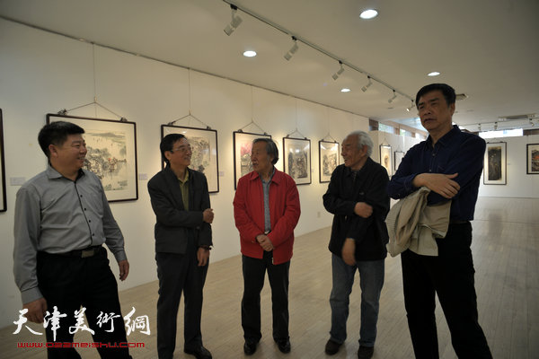 图为今晚报社副社长姜维群、副刊部主任吴裕成在上海纪振民、姬俊尧画展现场。