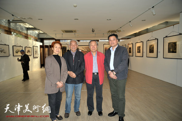 图为朱屺瞻艺术馆负责人与纪振民、姬俊尧在画展现场。