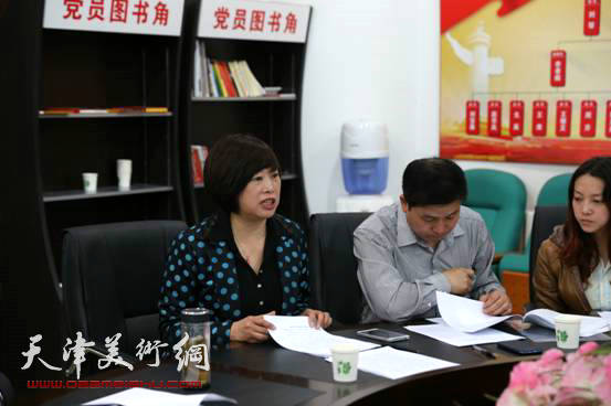 左一，河西区文化局党委书记兼局长孟华介绍艺术节的宗旨及意义